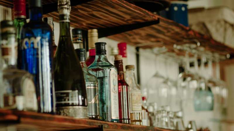 Home Bar Design Tips for a Cozy, Inviting Atmosphere
